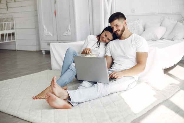 Lindo casal passa o tempo em um quarto