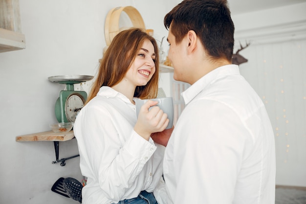 Lindo casal passa o tempo em uma cozinha