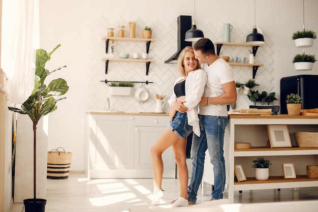 Lindo casal passa o tempo em uma cozinha