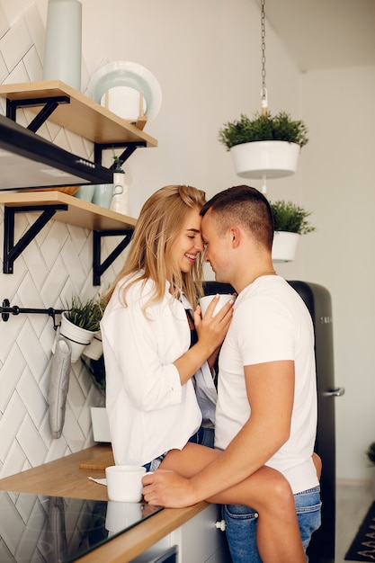 Lindo casal passa o tempo em uma cozinha