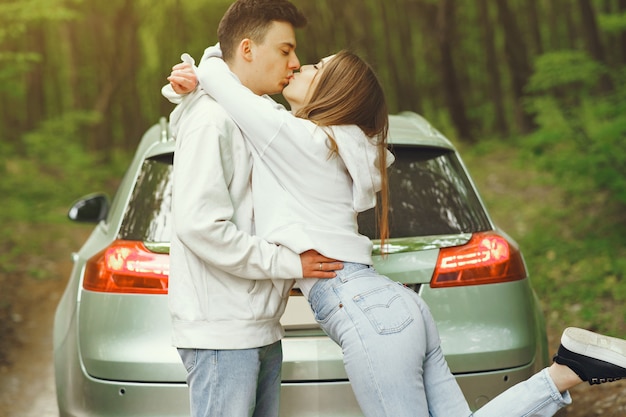 Lindo casal passa o tempo em uma floresta de primavera