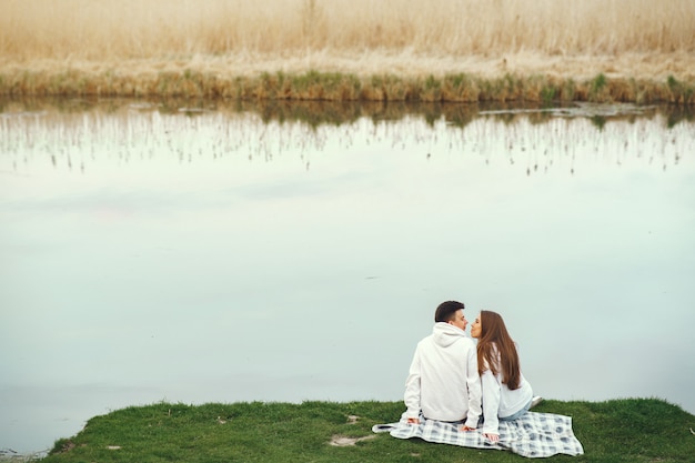 Foto grátis lindo casal passa o tempo em uma floresta de primavera