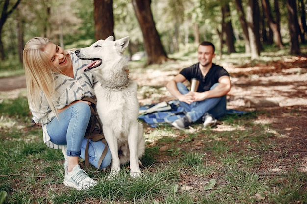 Lindo casal passa o tempo em uma floresta