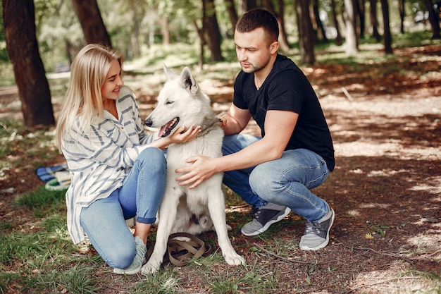 Lindo casal passa o tempo em uma floresta