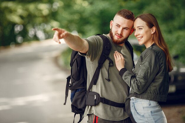 Lindo casal passa o tempo em uma floresta