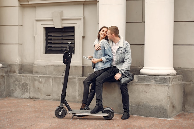 Lindo casal passa o tempo na rua