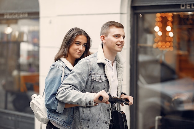 Lindo casal passa o tempo na rua