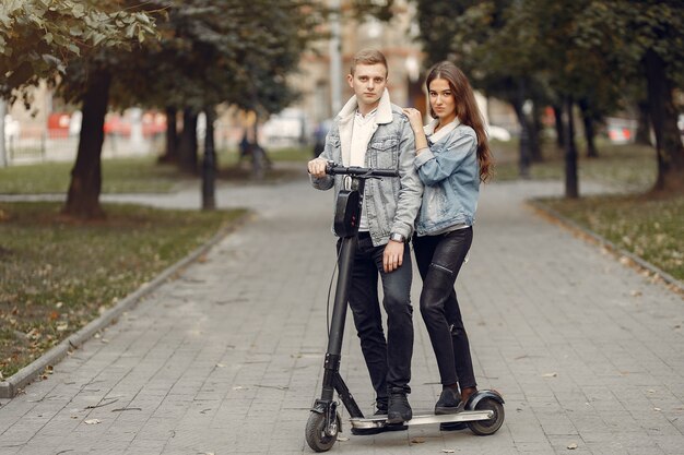 Lindo casal passa o tempo na rua