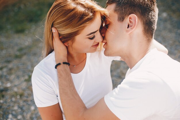 Lindo casal passa tempo em uma cidade de verão