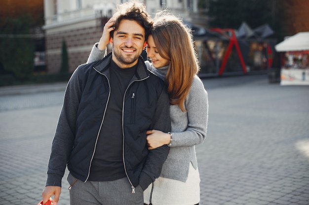 Lindo casal passa tempo em uma cidade de verão