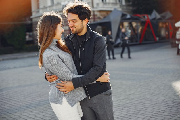 Lindo casal passa tempo em uma cidade de verão