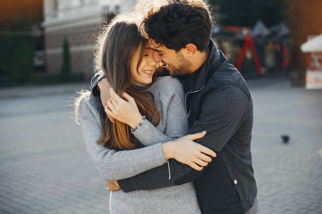 Lindo casal passa tempo em uma cidade de verão