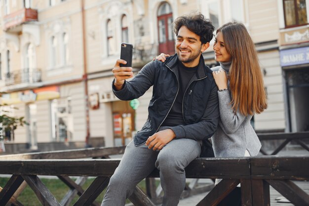 Lindo casal passa tempo em uma cidade de verão