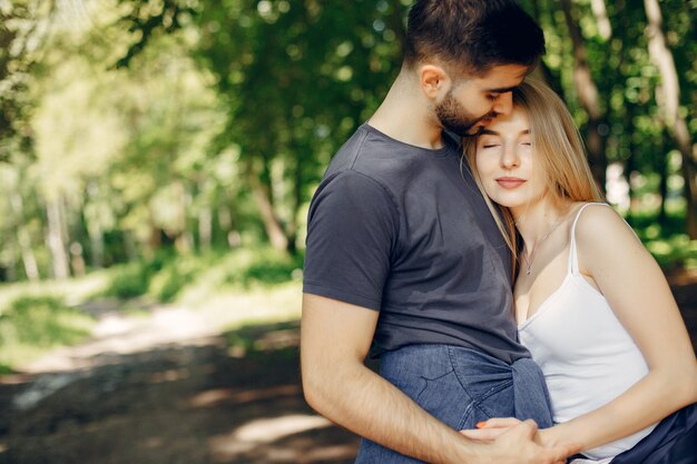 Lindo casal passa tempo em uma floresta de verão