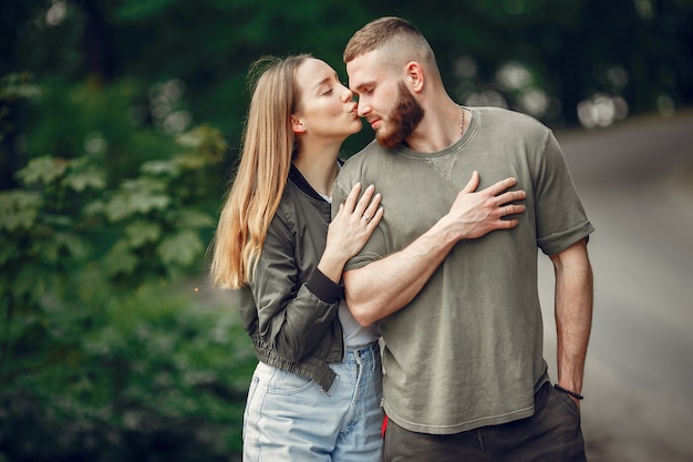 Lindo casal passa tempo em uma floresta de verão