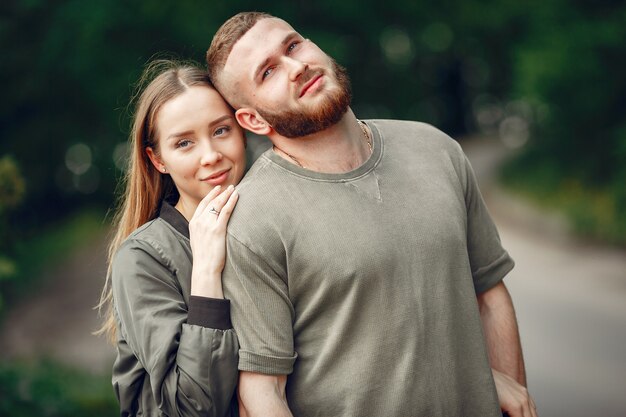 Lindo casal passa tempo em uma floresta de verão