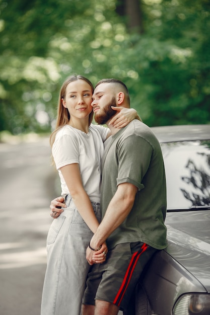 Lindo casal passa tempo em uma floresta de verão