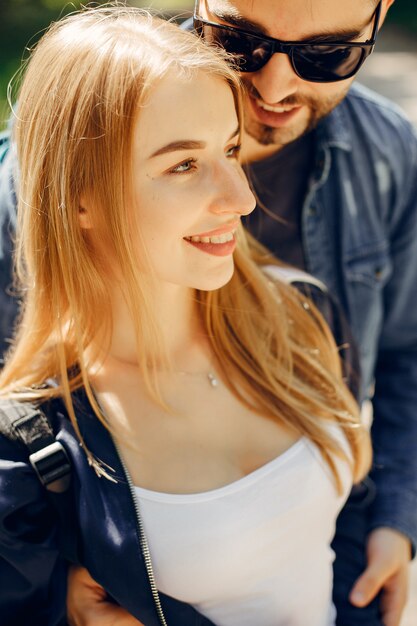 Lindo casal passa tempo em uma floresta de verão