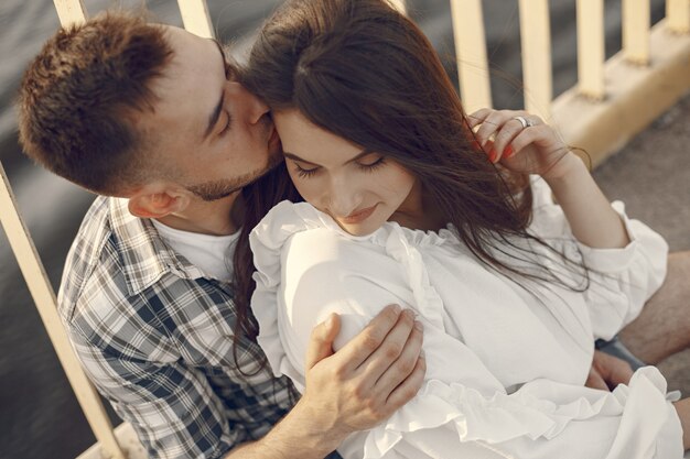 Lindo casal passando um tempo perto da água