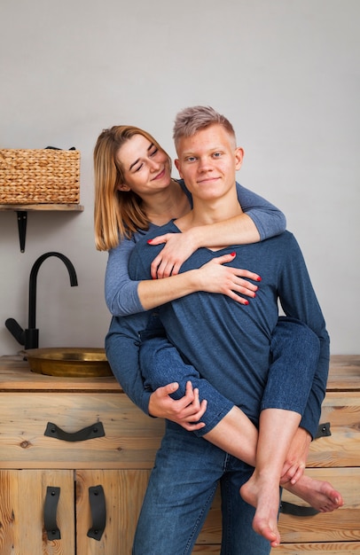 Lindo casal posando na cozinha