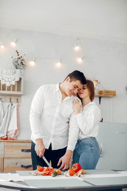 Foto grátis lindo casal preparar comida em uma cozinha