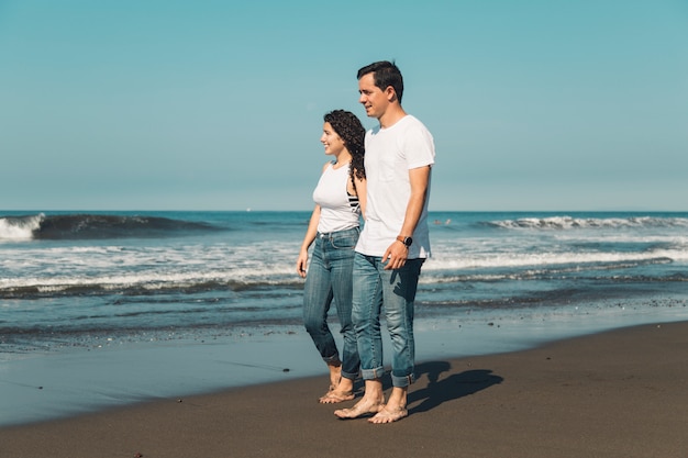 Foto grátis lindo casal romântico na beira-mar