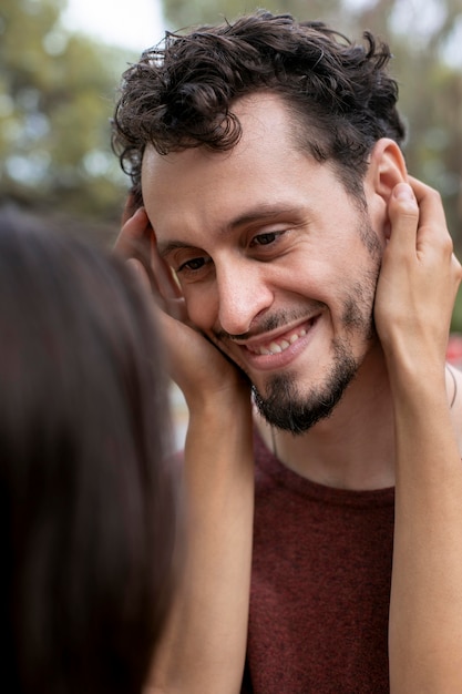 Foto grátis lindo casal se amando ao ar livre