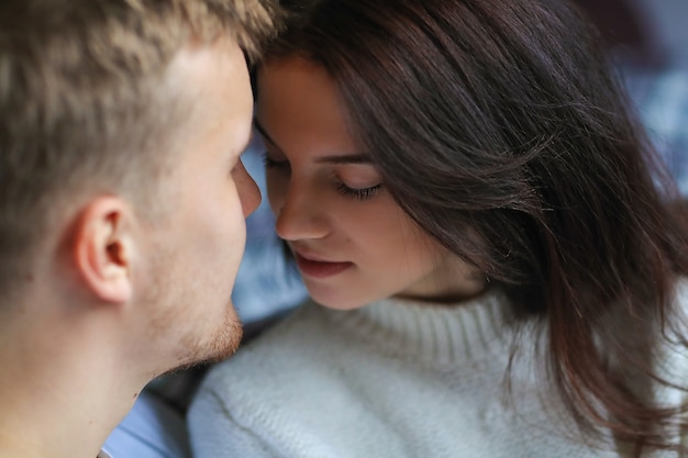 Foto grátis lindo casal se beijando intimamente