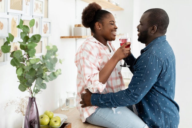 Foto grátis lindo casal se divertindo