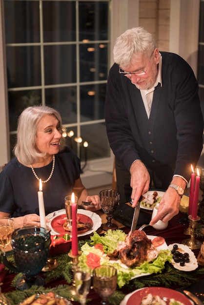 Foto grátis lindo casal sênior no dia de natal