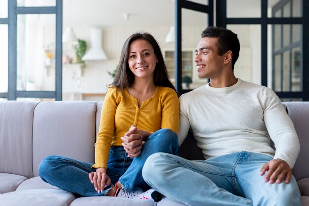 Lindo casal sentado em um sofá