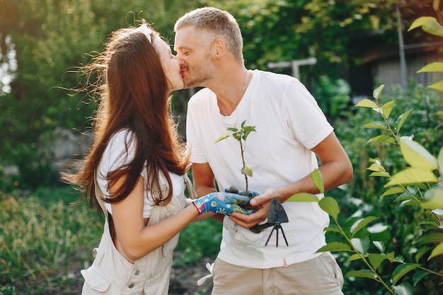 Lindo casal trabalha em um jardim