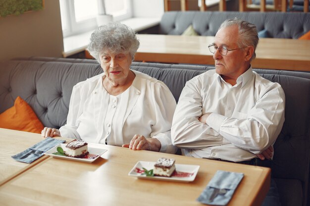 Lindo casal velho sentado em um café