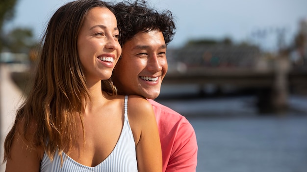 Lindo casal viajando ao ar livre