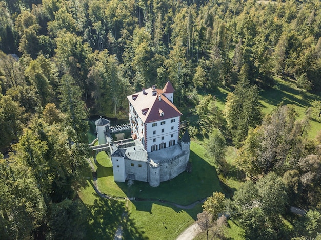 Lindo castelo Sneznik em Sneznik, Eslovênia