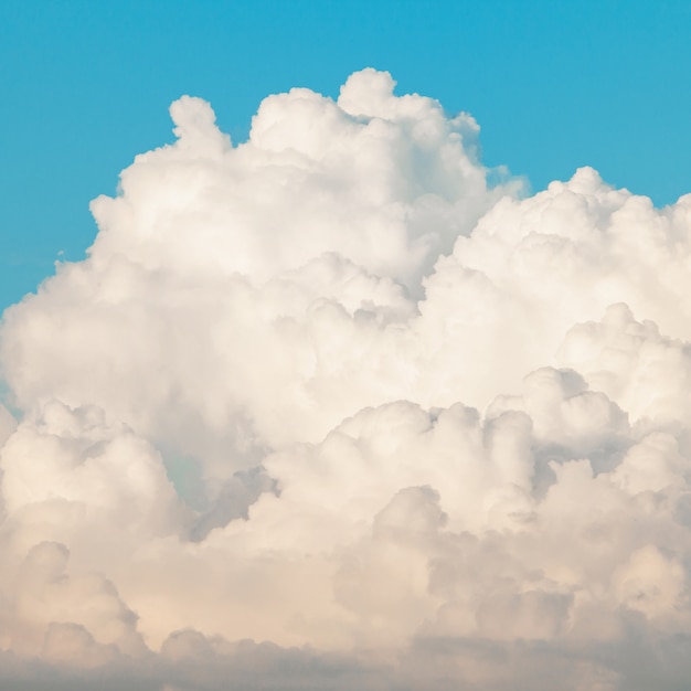 Lindo céu azul com nuvens brancas