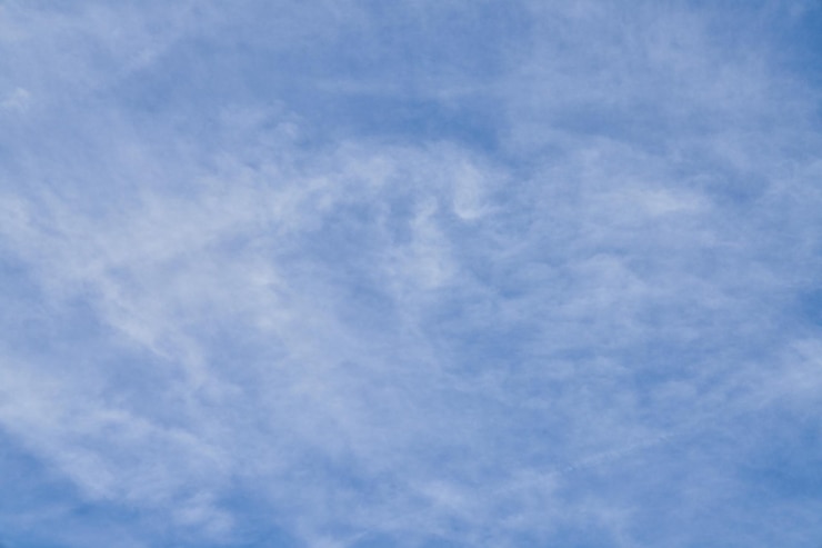 Foto grátis lindo céu azul com nuvens em um dia ensolarado