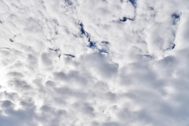 Lindo céu azul com nuvens em um dia ensolarado