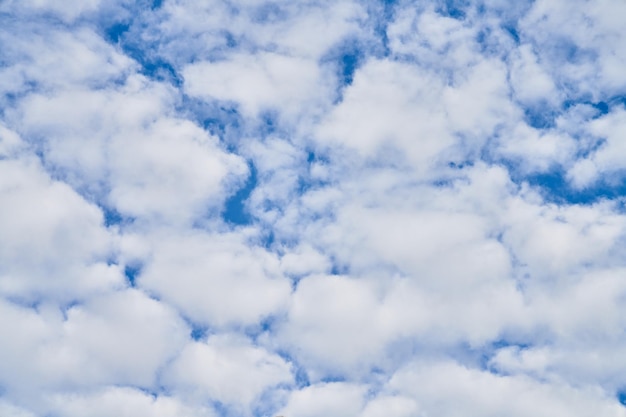 Foto grátis lindo céu azul com nuvens em um dia ensolarado