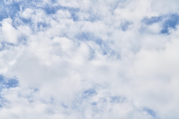 Lindo céu azul com nuvens em um dia ensolarado