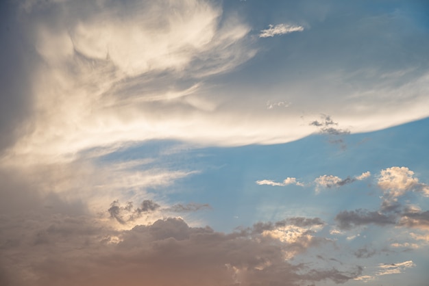 Lindo céu com nuvens