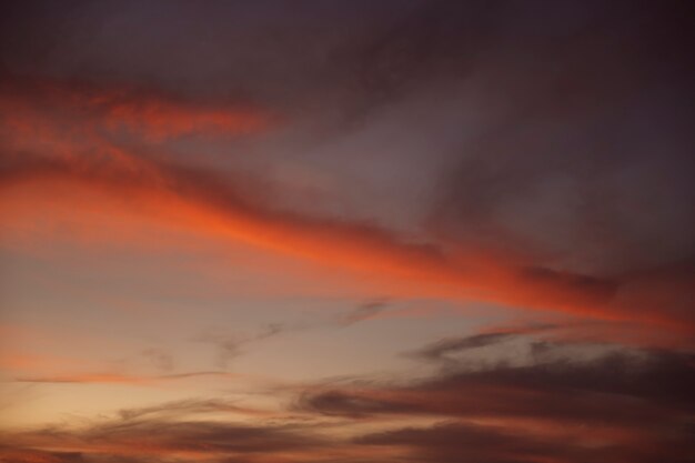 Lindo céu noturno nublado com tons de vermelho