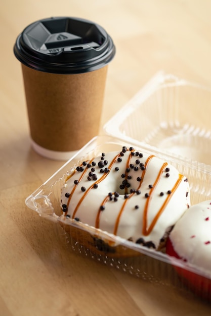 Foto grátis lindo donut apetitoso e uma xícara de café closeup