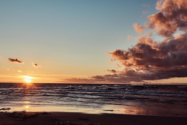 Lindo e romântico pôr do sol sobre o mar. Pôr do sol em uma praia.