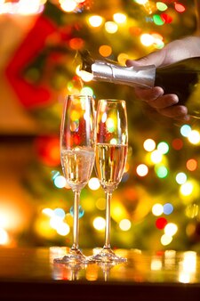 Lindo fundo de natal com taças de champanhe e árvore de natal