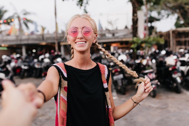 Lindo modelo feminino europeu com tranças, passar o dia de verão ao ar livre.