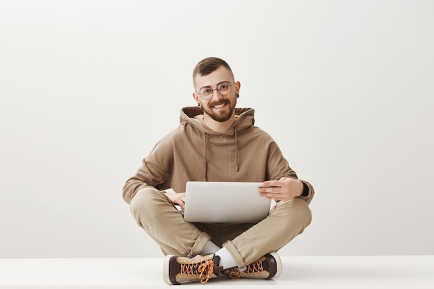 Foto grátis lindo programador trabalhando com laptop