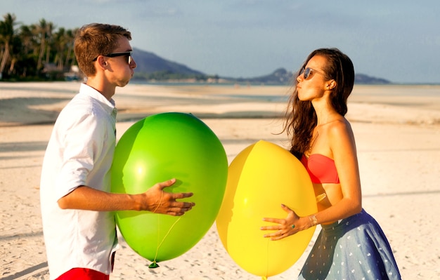 Lindo retrato de dois jovens felizes namorando e se divertindo na praia