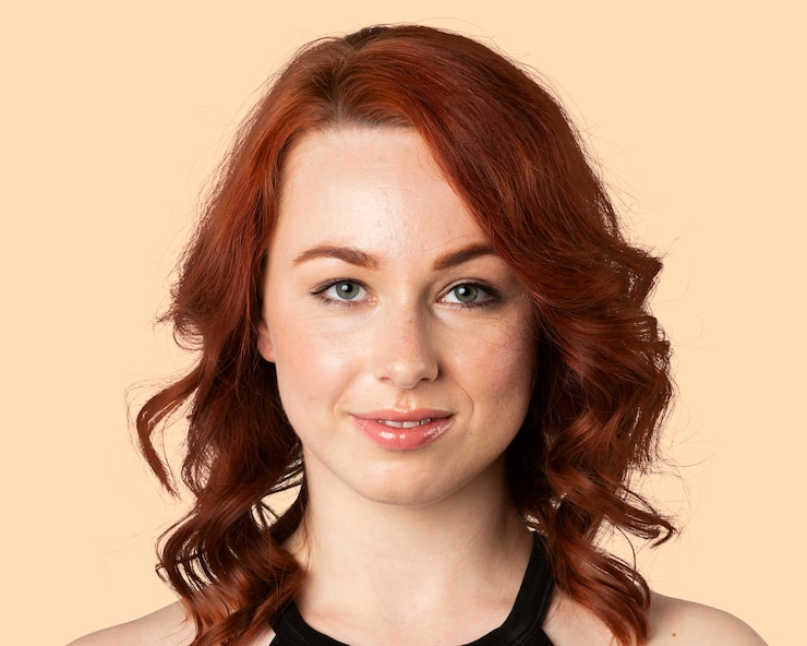 Foto grátis lindo retrato de mulher ruiva, rosto sorridente