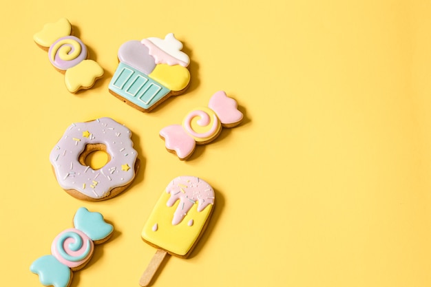 Lindos biscoitos de gengibre para uma festa infantil em forma de doces e bombons, flat lay.